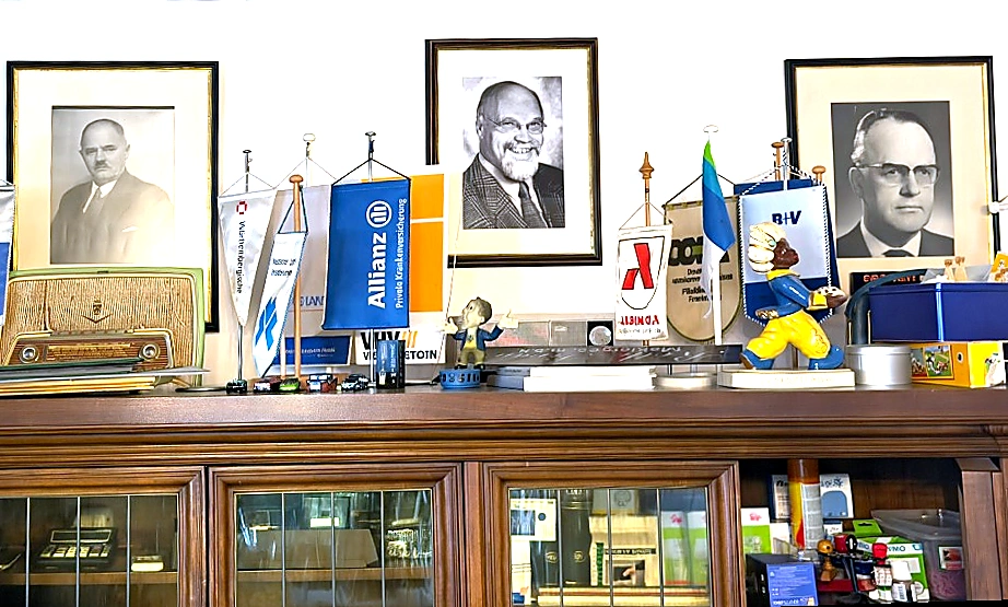 Historisches Roth Büro mit Generationen-Porträts und Wimpeln