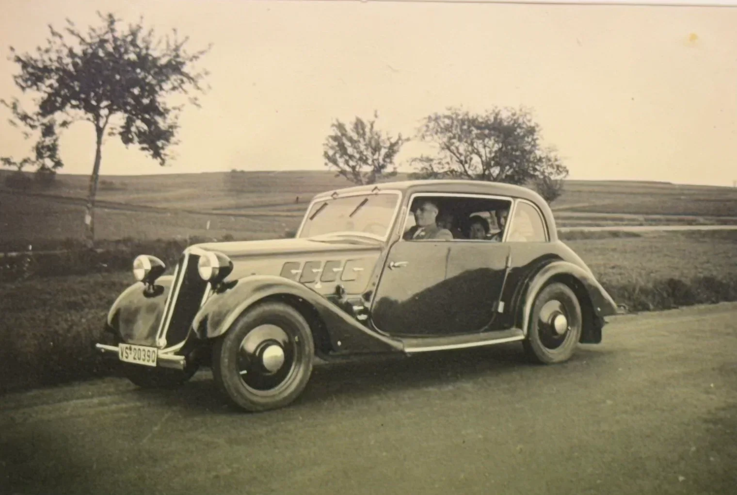 Historisches Automobil auf einer Straße, Familienarchiv Roth