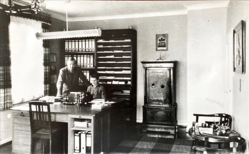 Historisches Roth Büro mit Schreibtisch und Aktenschränken