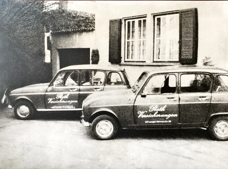 Zwei historische Firmenwagen mit der Aufschrift Roth Versicherungen